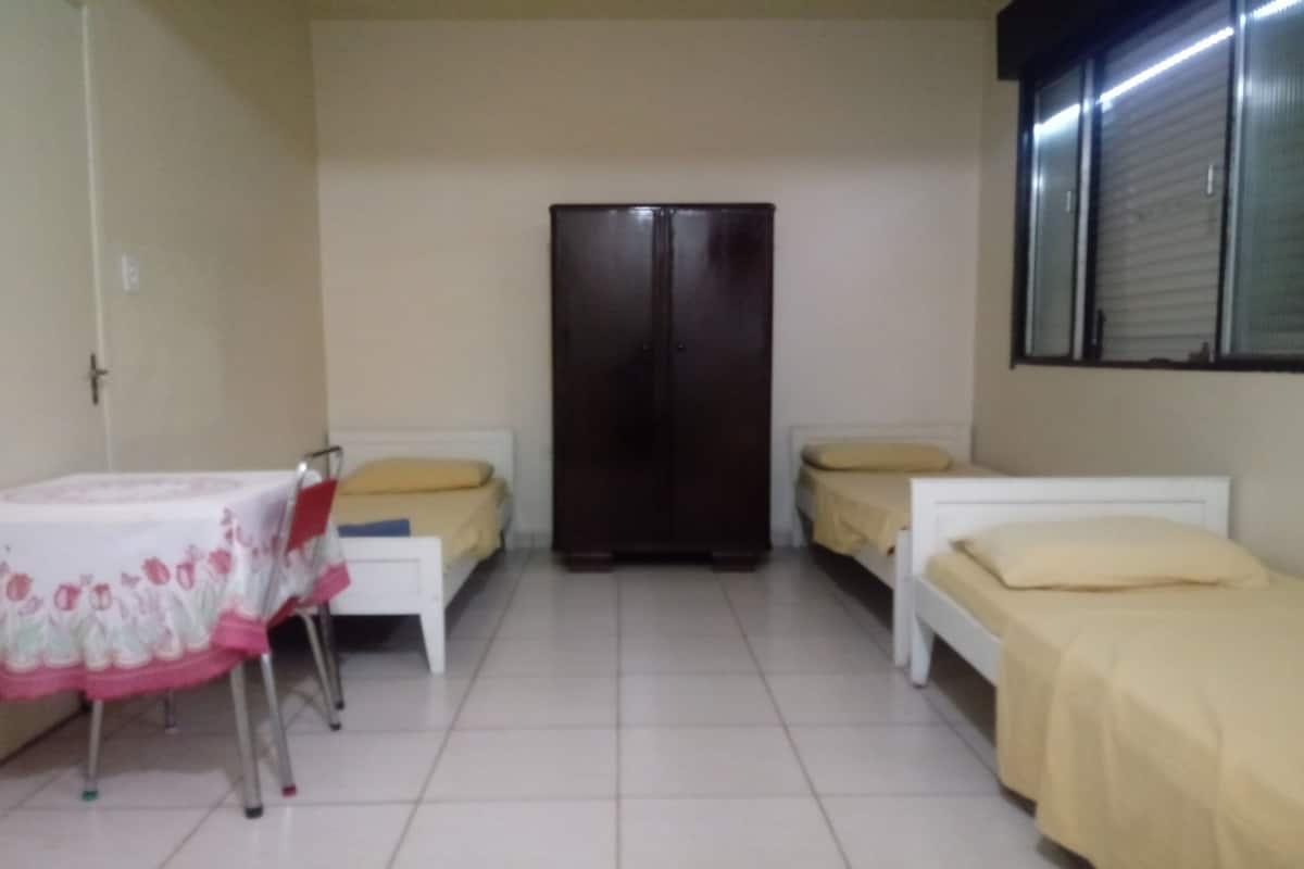 Habitación triple, 3 camas individuales | Wifi gratis