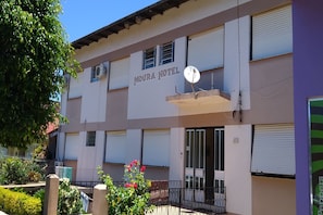 Vista frontal de la propiedad