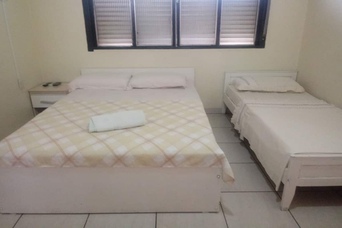 Habitación triple, varias camas | Wifi gratis