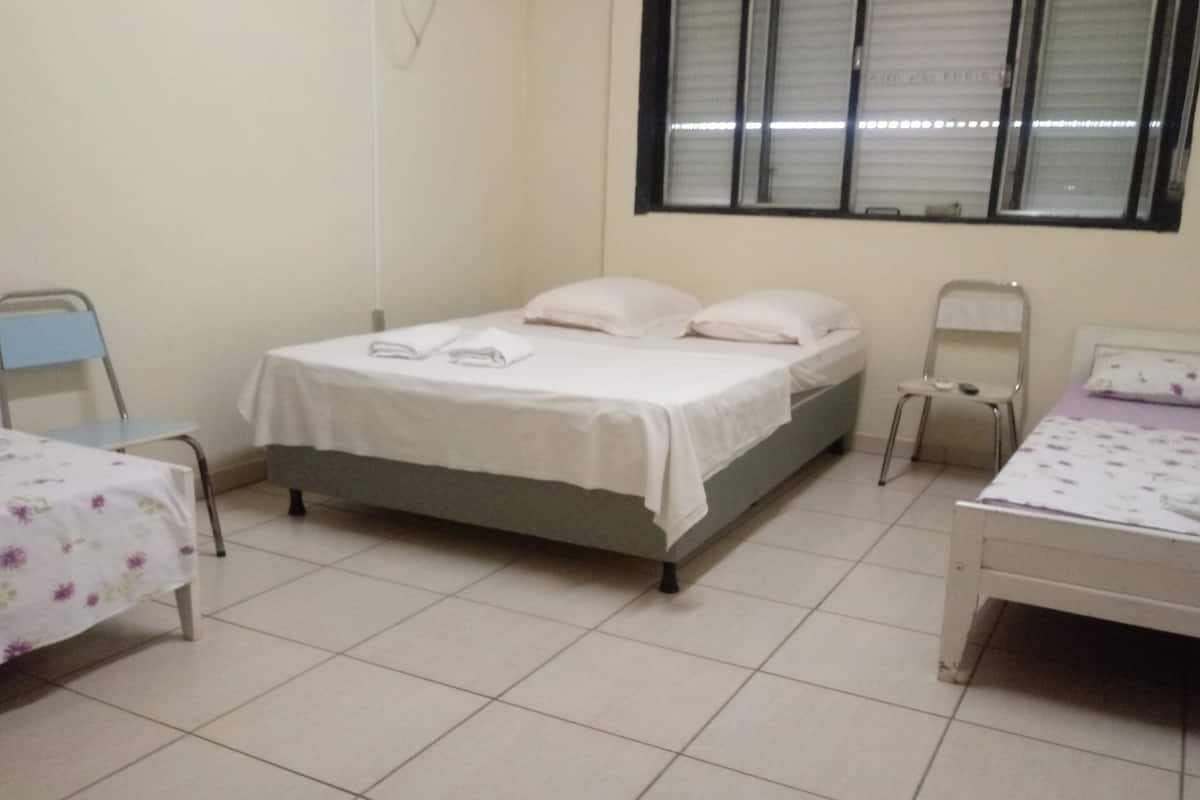 Habitación cuádruple, varias camas | Wifi gratis