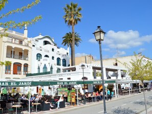 تناول الطعام بالخارج