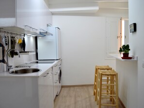 Refrigerador, microondas, lavavajillas y cafetera y tetera