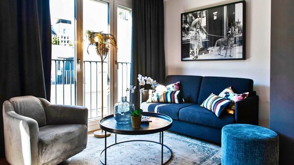 Luxury-Penthouse, 1 King-Bett und Schlafsofa, Terrasse | Wohnbereich | 43-Zoll-Smart-TV mit Digitalempfang, Fernseher, Fußbodenheizung