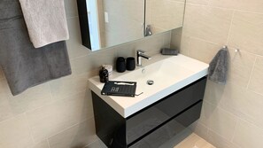 Dusche, Haartrockner, Fußbodenheizung (Badezimmer), Handtücher