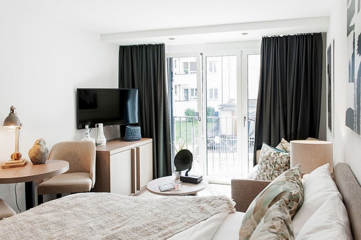 Studio Junior, 1 grand lit et 1 canapé-lit | 1 chambre, literie hypoallergénique, couette en duvet d'oie