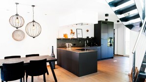 Luksus-loftsleilighet, 1 kingsize-seng med sovesofa, terrasse | Oppholdsområde