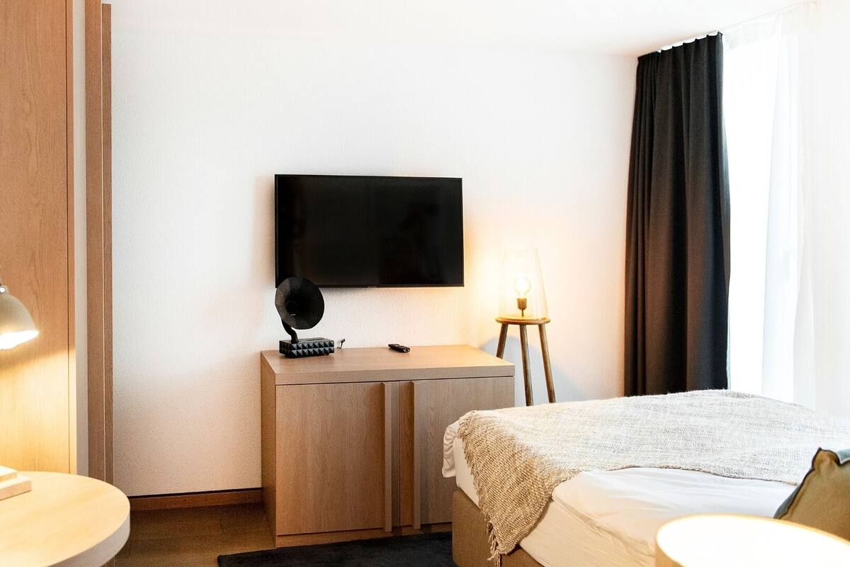 Standard Studio, 1 Queen Bed | Hypo-allergenic bedding available, down comforters, blackout drapes
