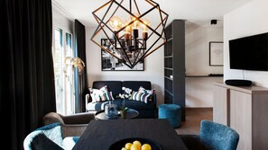 奢华顶层房, 1 张特大床和 1 张沙发床, 露台 | 起居区 | 43-英寸智能电视（配备数码频道）、电视、加热地板