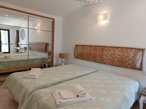 3 chambres, coffres-forts dans les chambres, fer et planche à repasser