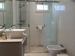 Badewanne, Haartrockner, Bidet, Handtücher