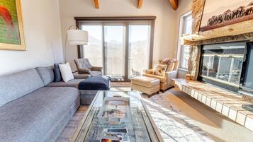 Condo, 3 Bedrooms | Living area | 30-inch TV with cable channels