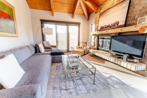 Condo, 3 Bedrooms | Living area