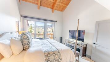 Condo, 3 Bedrooms | 3 bedrooms, laptop workspace, iron/ironing board, free WiFi