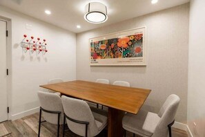 Condo, 2 Bedrooms | Dining