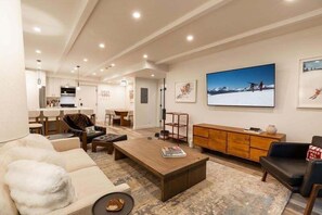 コンドミニアム 2 ベッドルーム | リビング エリア | テレビ