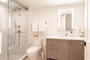 Condo, 2 Bedrooms | Bathroom | Hair dryer, towels, shampoo