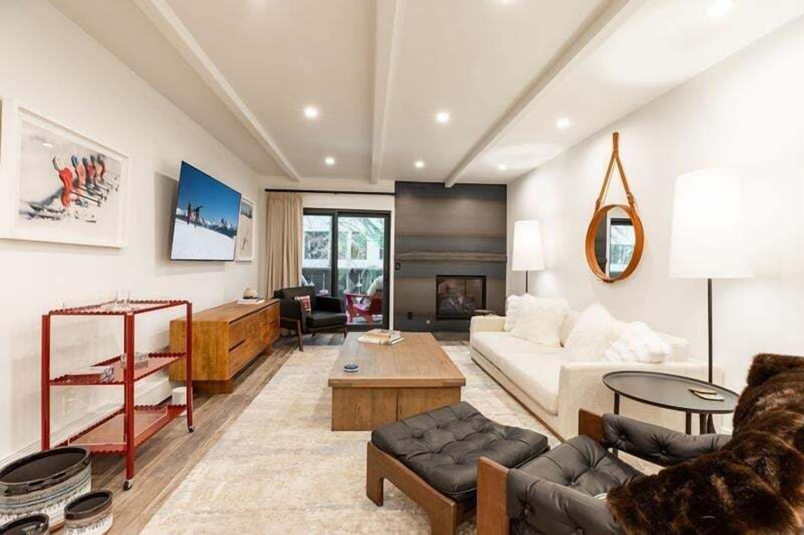 Apartment, 2 Schlafzimmer | Wohnbereich | Fernseher