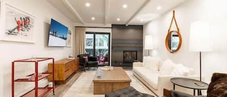 Apartment, 2 Schlafzimmer | Wohnbereich | Fernseher