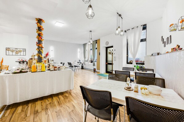 朝食 (ビュッフェ)、毎日提供 (1 名様 15 EUR)