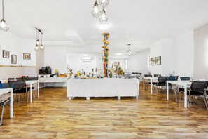 Café da manhã com buffet todos os dias mediante uma taxa