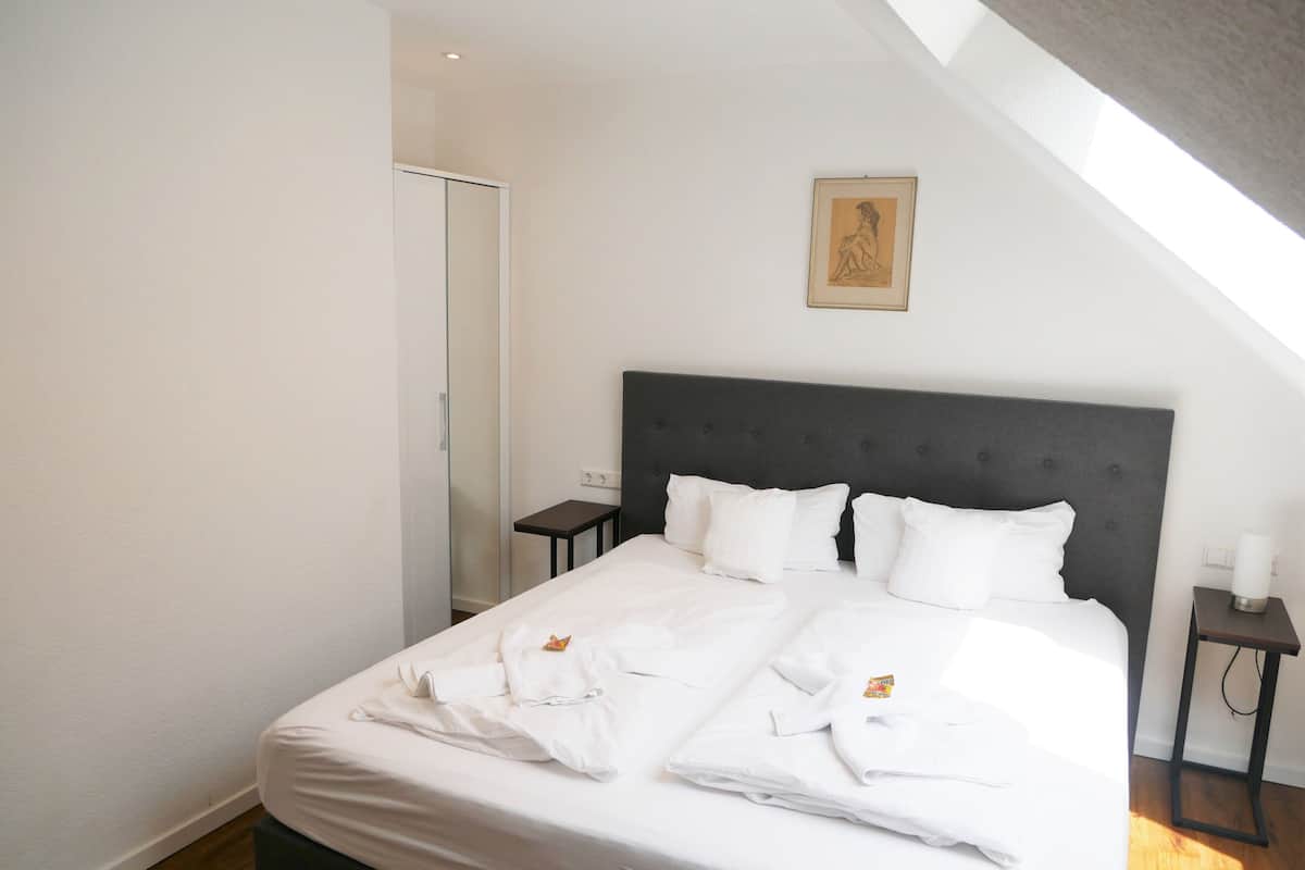 Chambre Familiale, 2 chambres, non-fumeurs | 1 chambre, bureau, Wi-Fi gratuit, draps fournis
