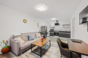 Business Apartment | Living area | 40-inch flat-screen TV with satellite channels, TV - Hotel Phoenix (Pfinztal)