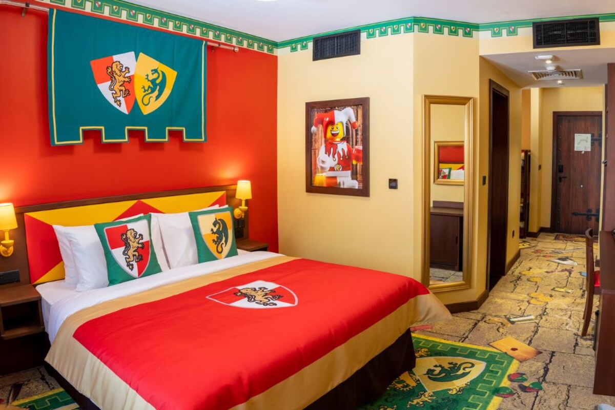 Phòng phong cách cổ điển (KINGDOM Themed Room) | Bộ đồ giường cao cấp, nệm cao su hoạt tính (memory foam) 