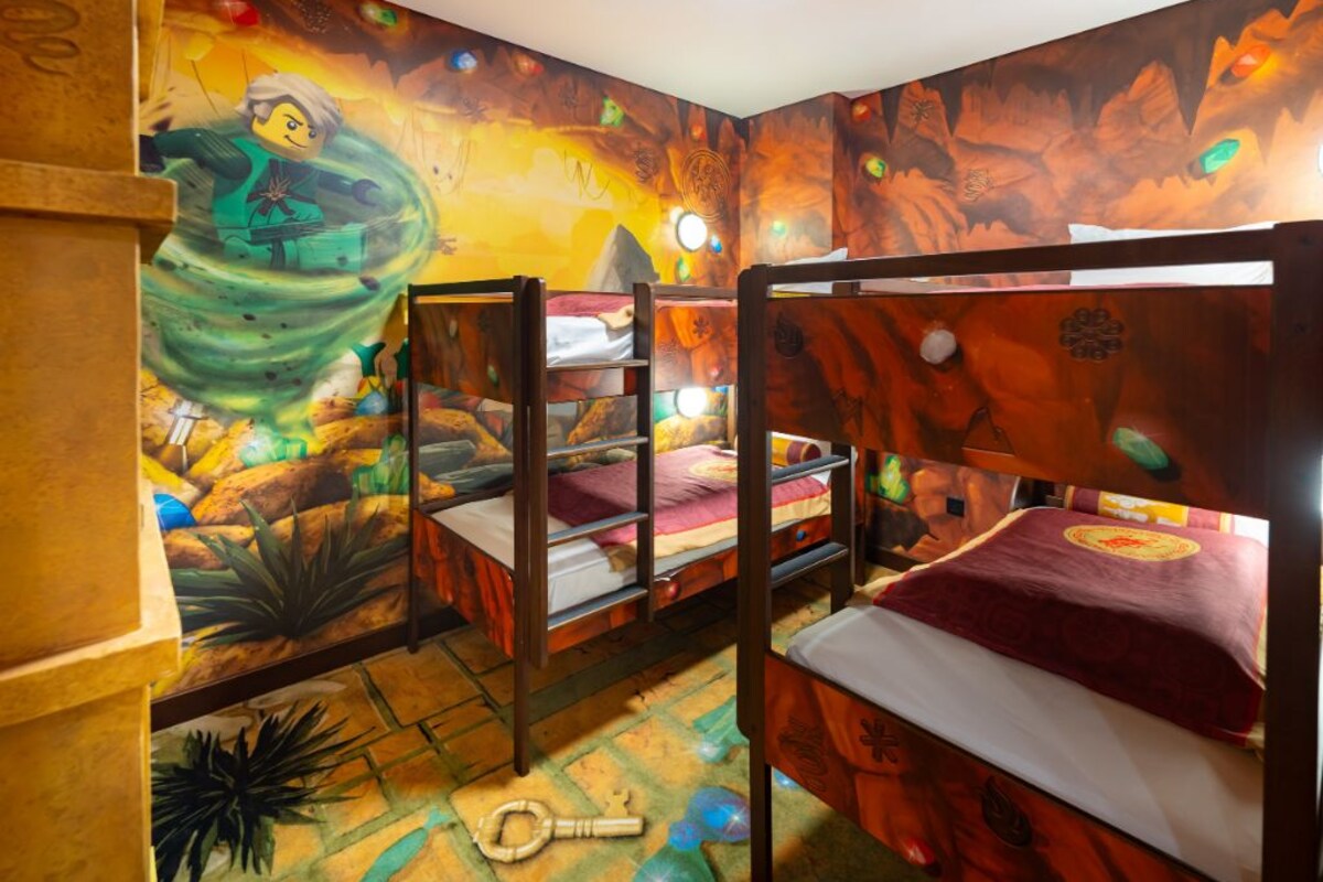 Phòng Suite dành cho gia đình (NINJAGO® Fully Themed Family Suite) | Bộ đồ giường cao cấp, nệm cao su hoạt tính (memory foam) 