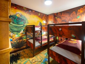 A room with bunk beds, a mural, and a key-shaped floor decoration. - LEGOLAND Hotel Dubai (Dubai)