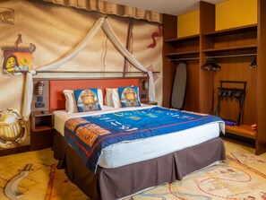 A bed with a canopy, a nightstand, and a wall with decorative elements. - LEGOLAND Hotel Dubai (Dubai)