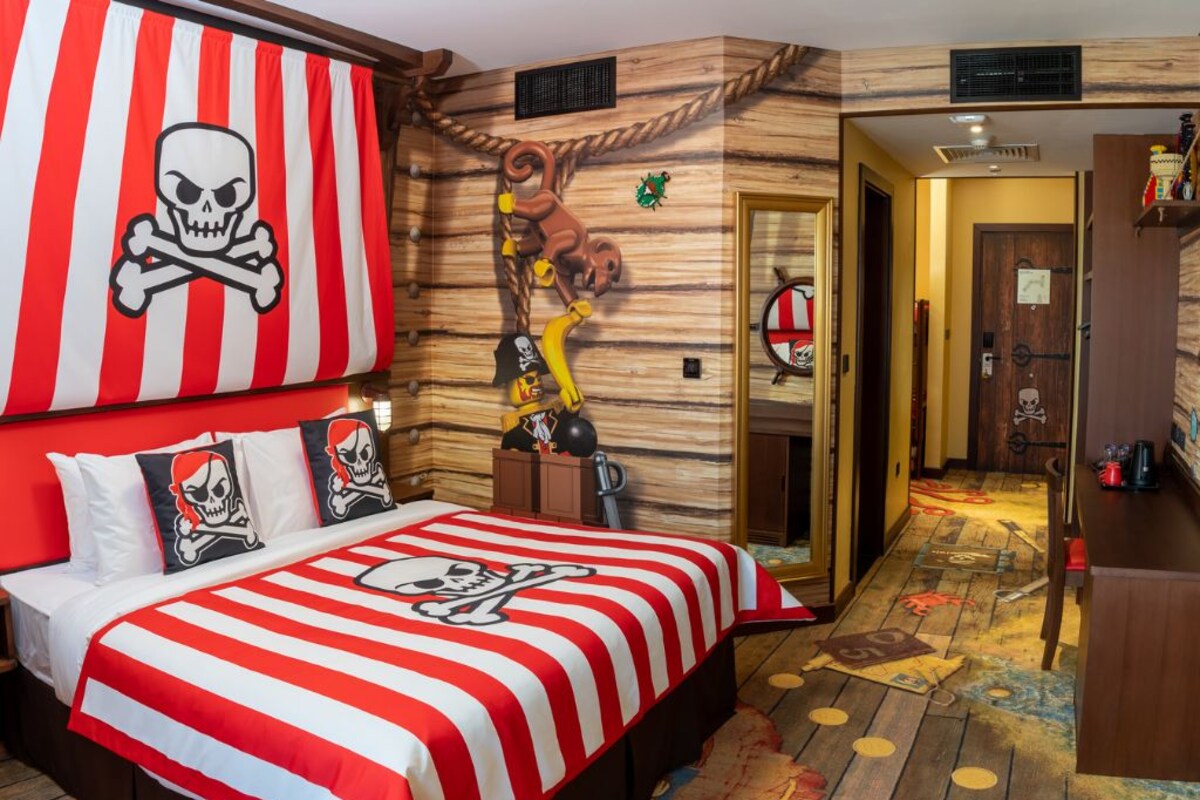 Phòng Premium (PIRATES Fully Themed Room) | Bộ đồ giường cao cấp, nệm cao su hoạt tính (memory foam) 