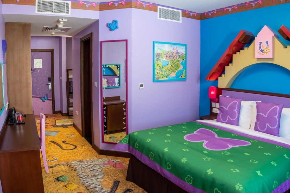 Phòng phong cách cổ điển (FRIENDS Themed Room) | Bộ đồ giường cao cấp, nệm cao su hoạt tính (memory foam) 