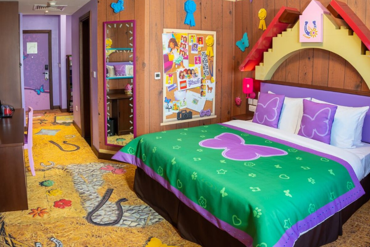 Phòng Premium (FRIENDS Fully Themed Room) | Bộ đồ giường cao cấp, nệm cao su hoạt tính (memory foam) 