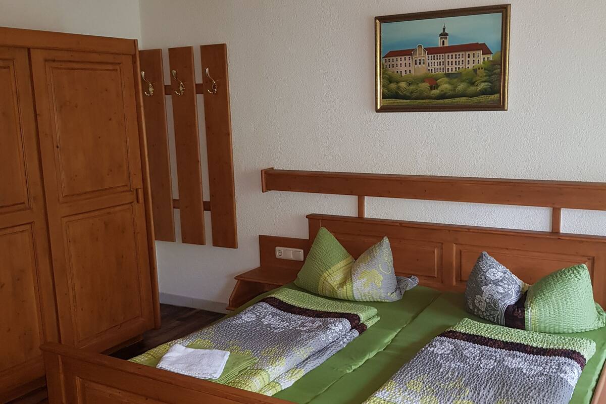 Iron/ironing board, cots/infant beds, bed sheets