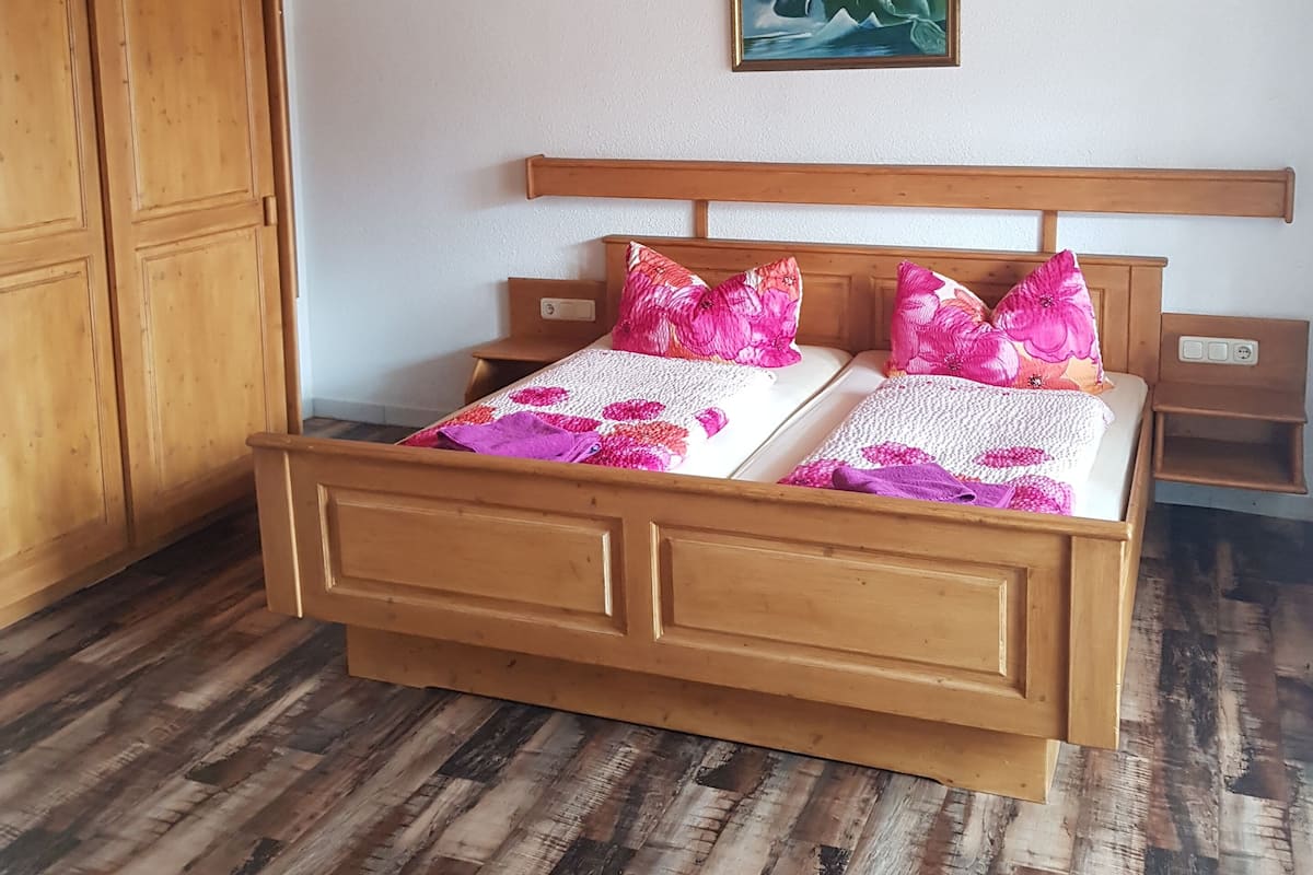 Iron/ironing board, cots/infant beds, bed sheets