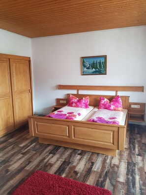 Iron/ironing board, cots/infant beds, bed sheets
