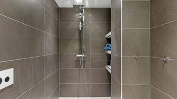 Apartment | Bathroom | Shower, towels