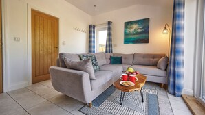 Luxury Cabin, Shared Bathroom (Bracken Barn) | Lounge - Newlands Farm Stables (Kendal)