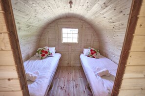 Luxury Cabin, Shared Bathroom (Bracken Barn) | 1 bedroom - Newlands Farm Stables (Kendal)