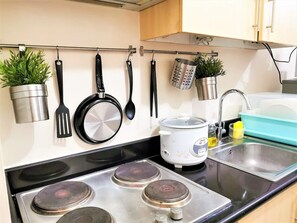 冷蔵庫、電子レンジ、オーブン、電気ポット