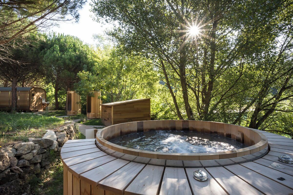 Outdoor spa tub