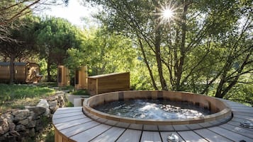 Outdoor spa tub