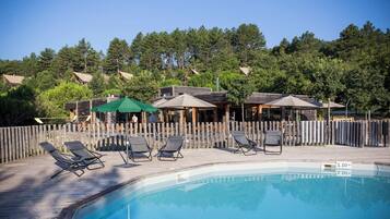 2 outdoor pools, a heated pool