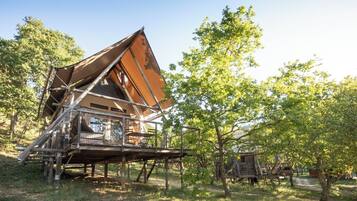 2 bedrooms, individually decorated, individually furnished