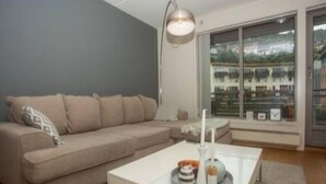 Apartment | Wohnbereich | Flachbildfernseher