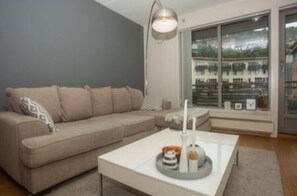 Apartment | Living area - StayPlus Modern Apt Near The Old City (Oslo)