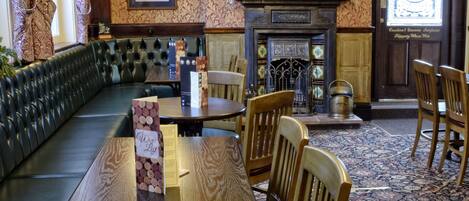 Ein Restaurant mit Billardtisch, Billardkugeln und einem Dartboard.