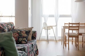 Comfort Apartment | Living room | 30-inch flat-screen TV with satellite channels, TV - Rozlogi Sunny Apartment (Warsaw)