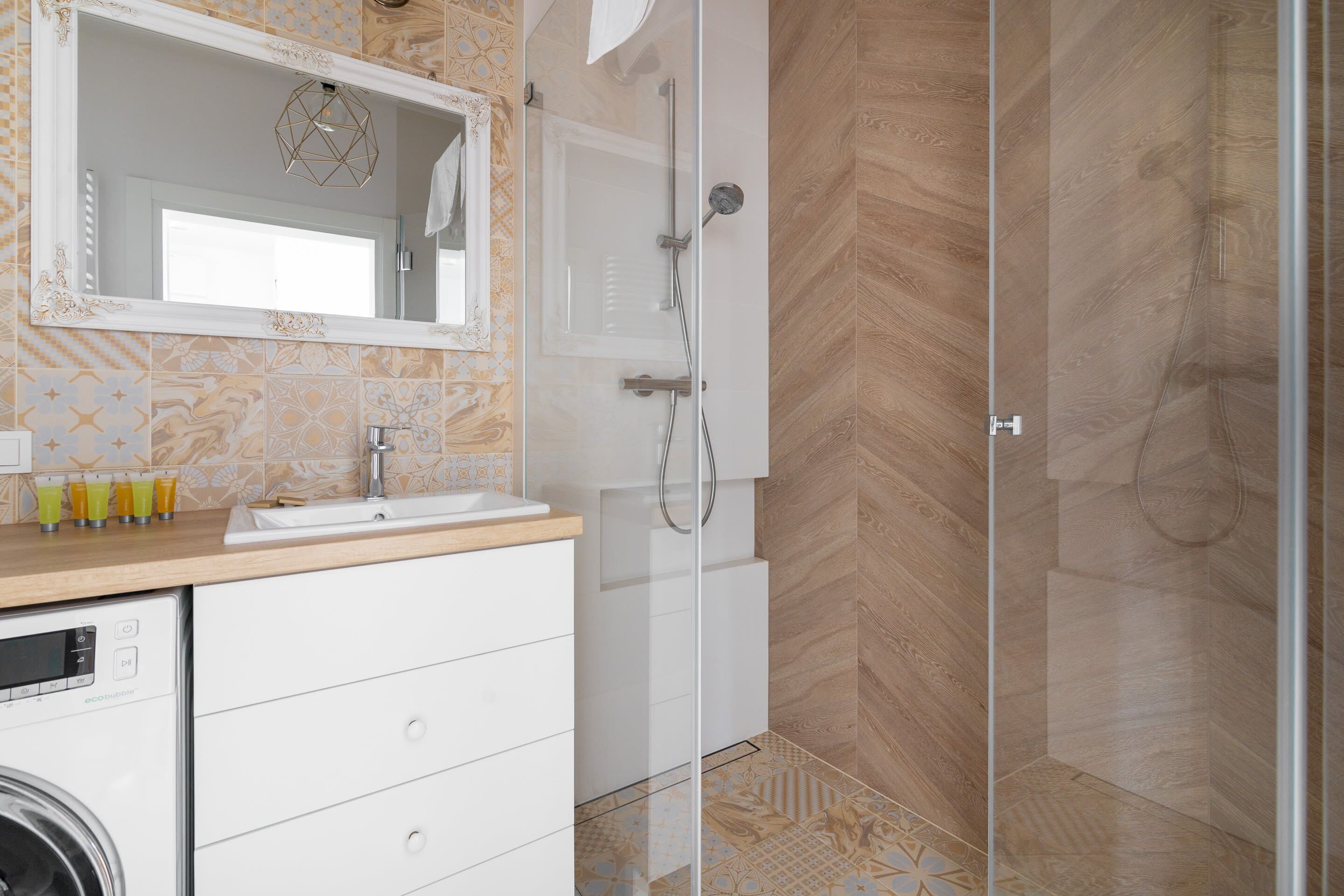 Comfort Apartment | Bathroom | Shower, free toiletries, hair dryer, towels