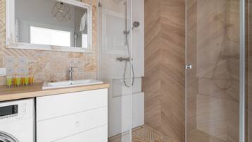 Apartemen Comfort | Kamar mandi | Shower, perlengkapan mandi gratis, pengering rambut, dan handuk